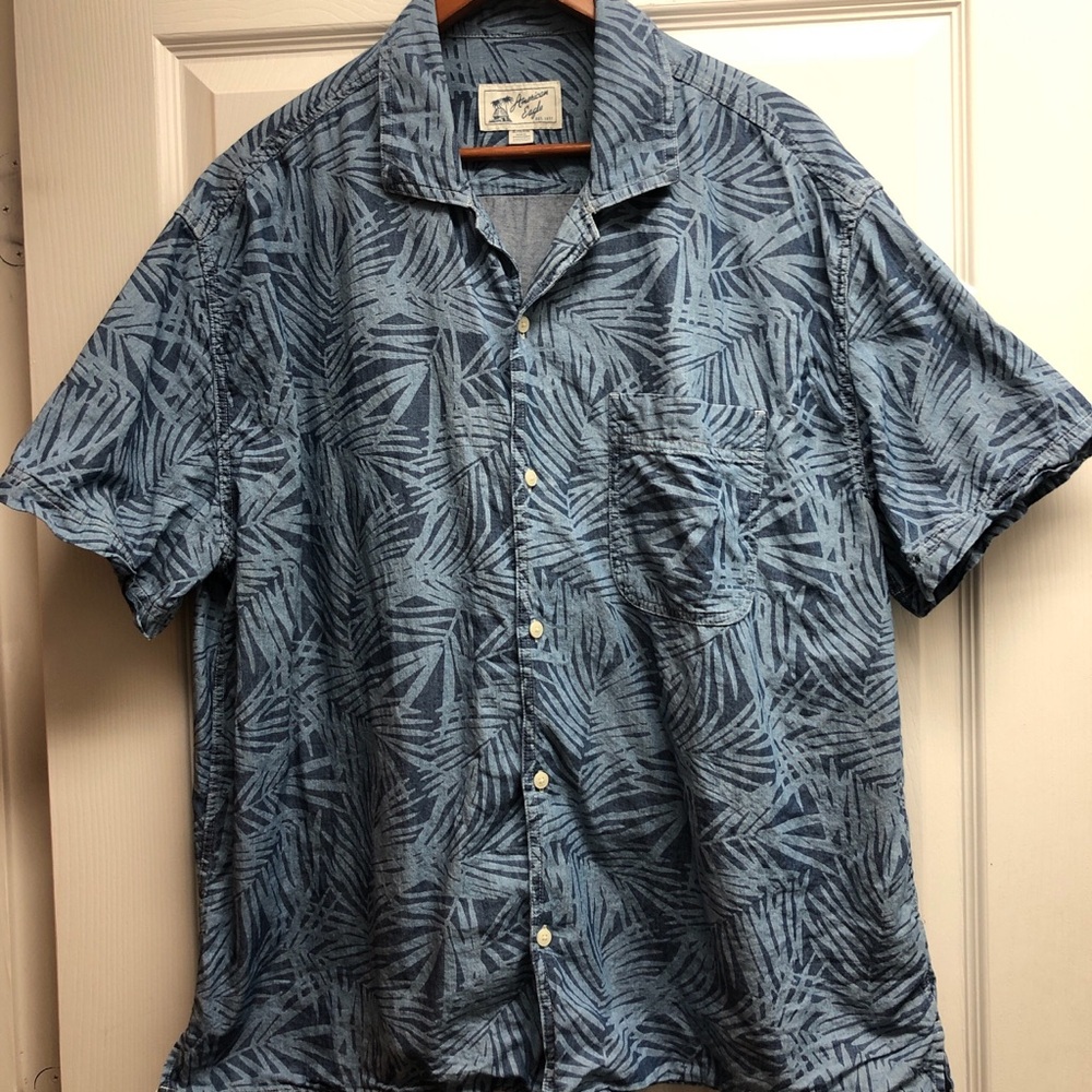 American Eagle XL Blue Palm-Leaf Short Sleeve Button-Down
